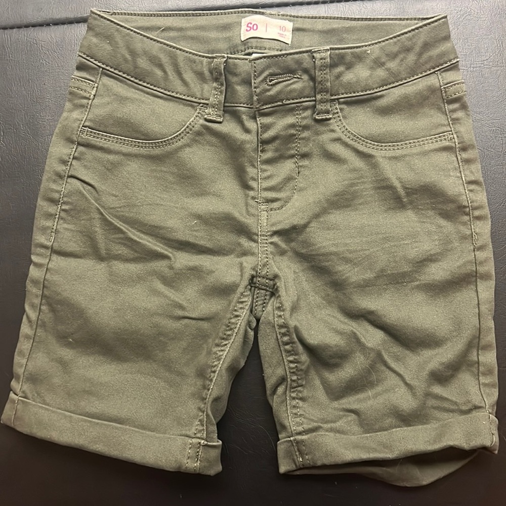 Girls size 10 army green Bermuda shorts